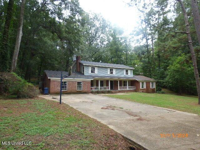 view of front of property featuring a front yard and a porch