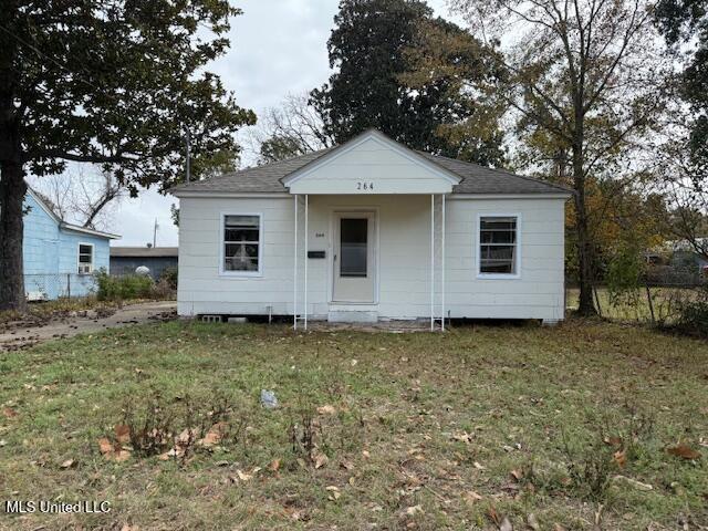 view of front facade with a front lawn