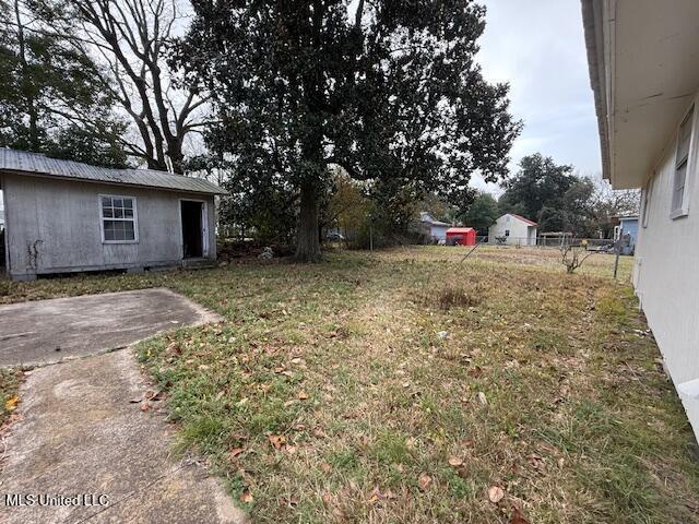 view of yard featuring a patio area