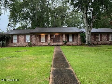 single story home featuring a front lawn