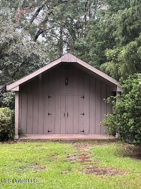 view of outdoor structure with a yard