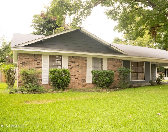 view of front of property featuring a front yard