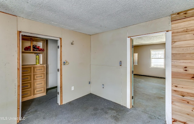 unfurnished bedroom featuring a textured ceiling