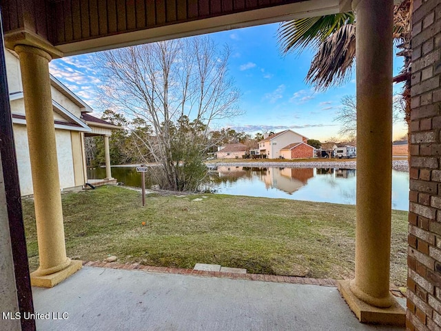 view of yard featuring a water view