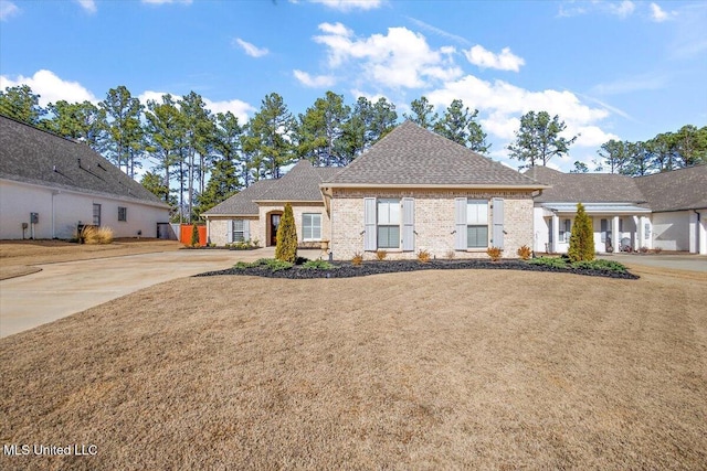 view of front of house featuring a front lawn