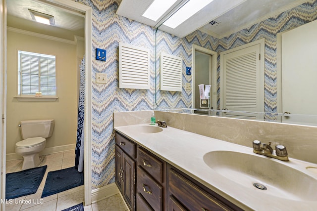 524 Champlin St, Gulfport, MS 39507 - full bath featuring ornamental molding, wallpapered walls, double vanity, toilet, and baseboards