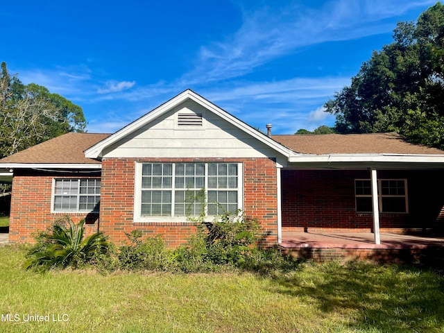 view of side of property featuring a lawn