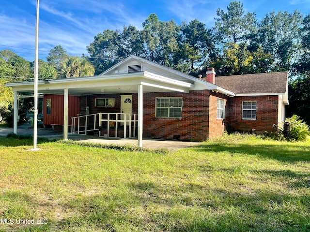 view of front of home with a front lawn and a carport