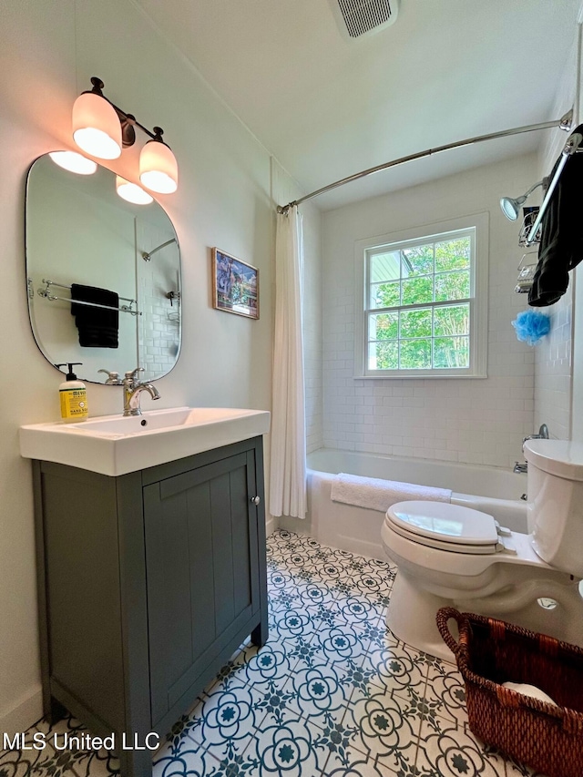 308 College St, Carthage, MS 39051 - full bath featuring vanity, shower / bathtub combination with curtain, toilet, and visible vents