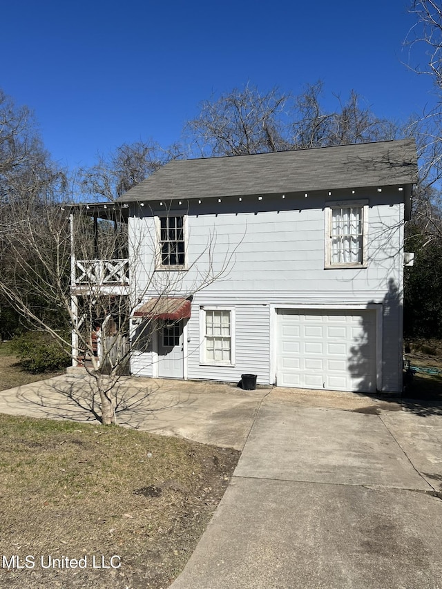 view of front facade featuring driveway and an attached garage