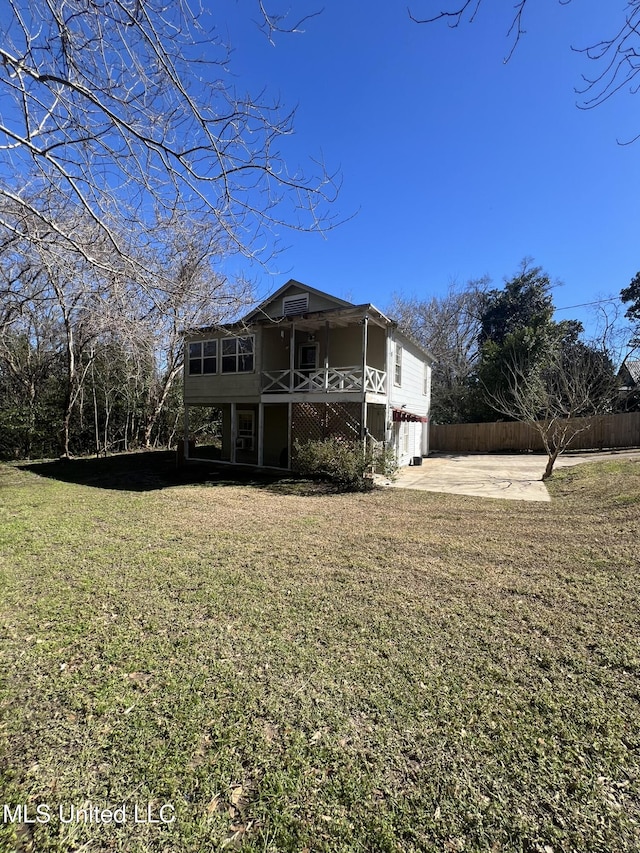 view of front of house featuring a patio and a front lawn