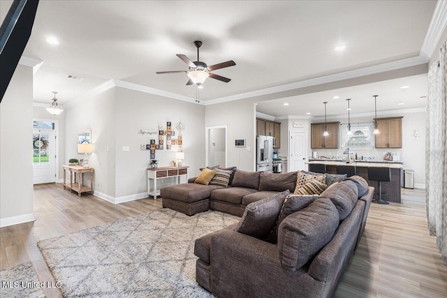 living room featuring light wood-type flooring, healthy amount of natural light, a ceiling fan, baseboards, and recessed lighting