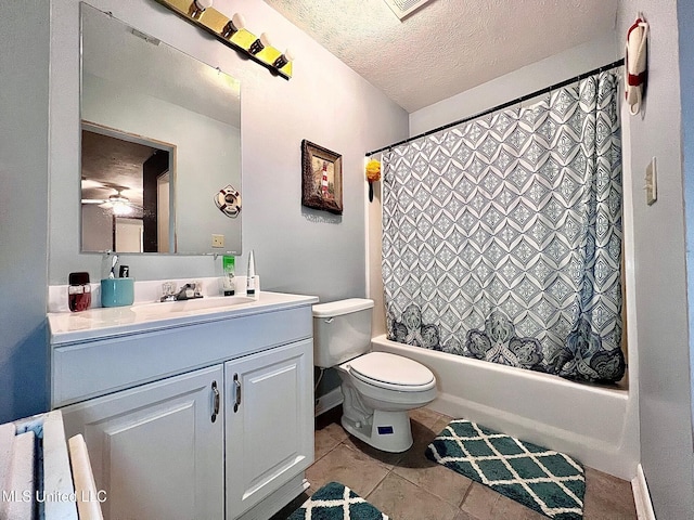 full bathroom with a textured ceiling, toilet, vanity, baseboards, and shower / bath combo