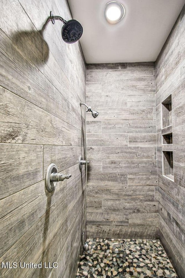 2948 Grove Meadows Dr, Nesbit, MS 38651 - bathroom with a tile shower