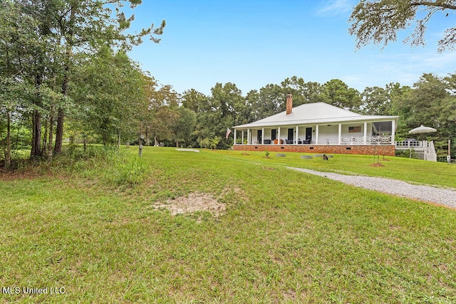 view of front of home featuring a porch and a front lawn