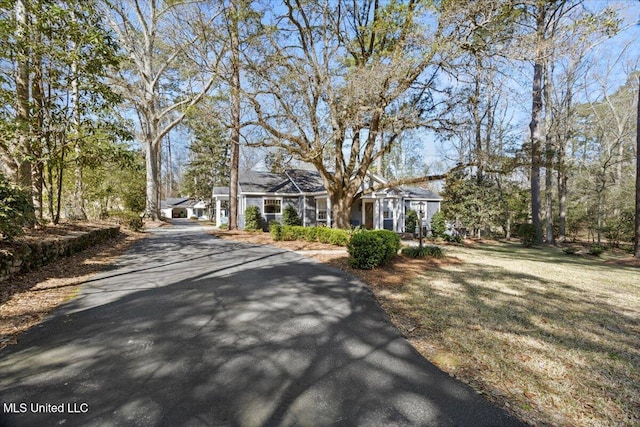 view of front facade featuring driveway and a front yard