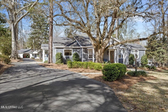 view of front of property featuring driveway