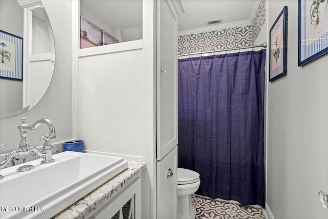 full bath featuring a sink, visible vents, toilet, and a shower with curtain