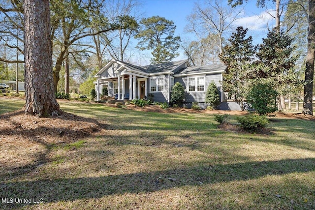 view of front of house featuring a front yard