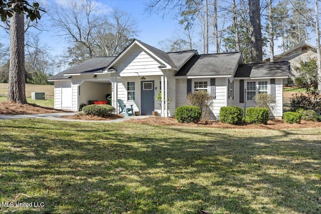 view of front of house with a front lawn