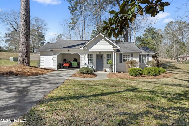 view of front of home with a carport, a front lawn, and driveway