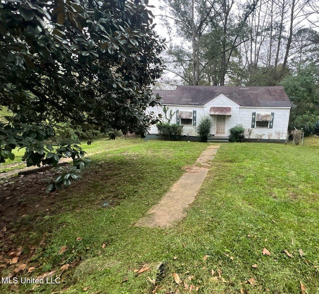 view of front of house with a front lawn