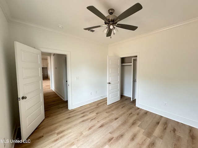 unfurnished bedroom featuring baseboards, light wood finished floors, a ceiling fan, and crown molding