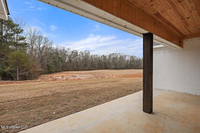 view of yard featuring a patio