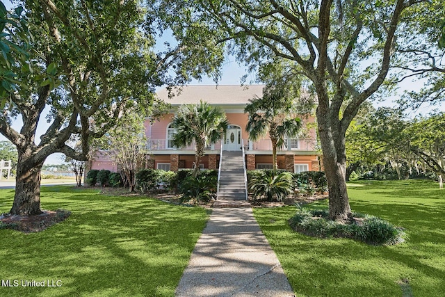 view of front facade featuring a front lawn