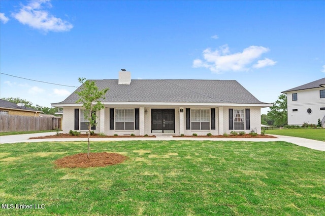 ranch-style home featuring a front lawn