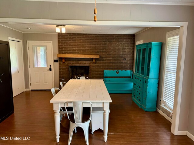 dining space featuring crown molding, plenty of natural light, and dark hardwood / wood-style flooring