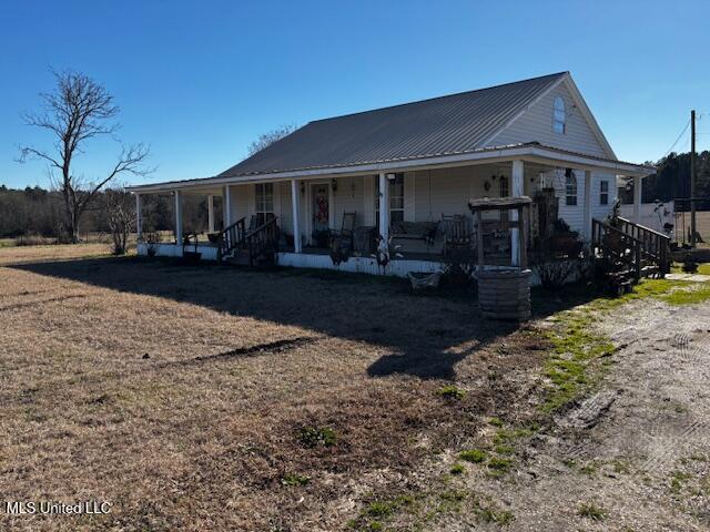 view of front of house featuring covered porch and a front yard