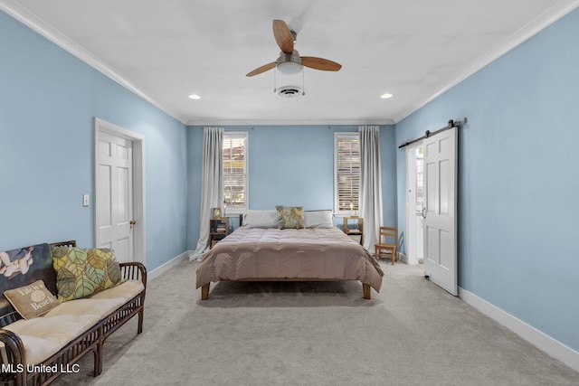 bedroom featuring light carpet, ornamental molding, a barn door, and ceiling fan