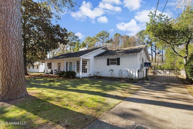 single story home featuring a front yard