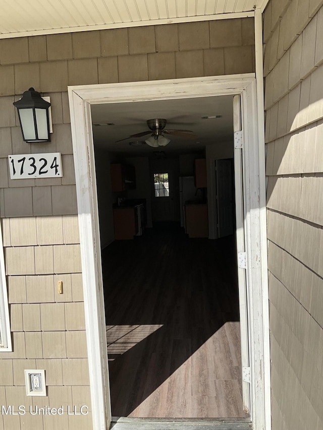 property entrance featuring ceiling fan