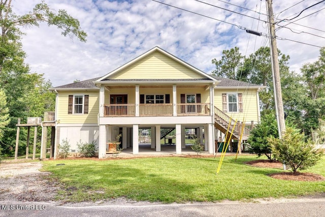 view of front of property featuring a porch and a front yard