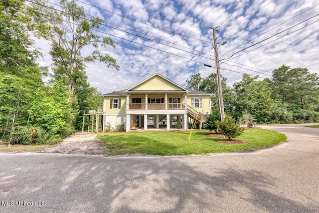 view of front facade featuring covered porch and a front yard