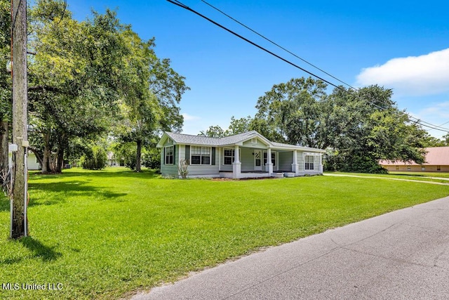 view of front of property featuring a porch and a front yard