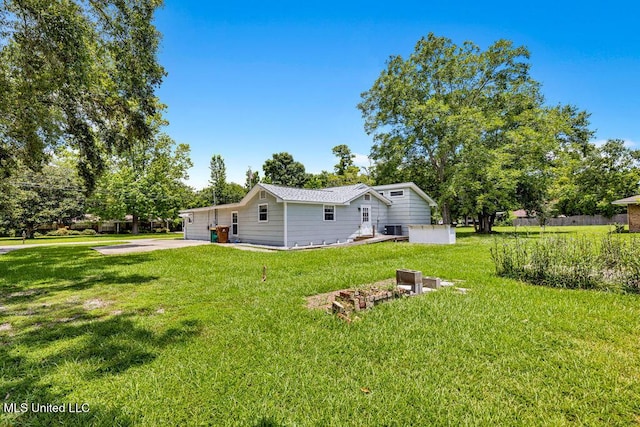 view of yard featuring a patio