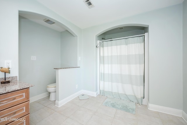 bathroom with vanity, toilet, a shower with shower curtain, baseboards, and visible vents