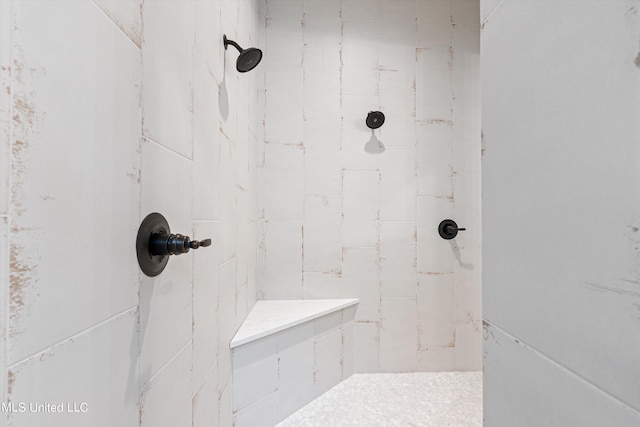 bathroom featuring a tile shower