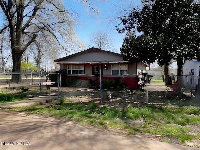 611 N 3rd Ave, Greenwood, MS 38930 - bungalow-style home featuring covered porch, stucco siding, and fence
