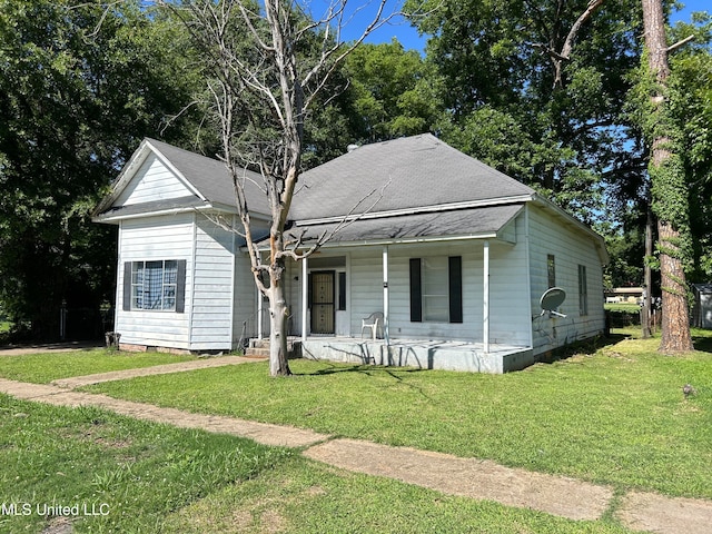 view of front of property with a front lawn