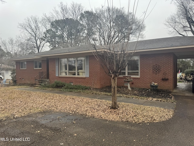 ranch-style house with crawl space and brick siding