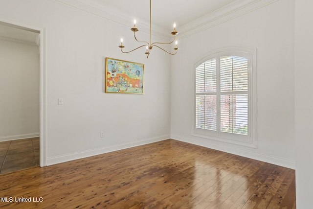 empty room with ornamental molding, a chandelier, healthy amount of natural light, hardwood / wood-style floors, and baseboards