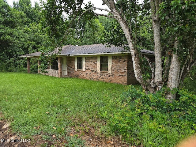 157 Tubman Cir, Natchez, MS 39120 - view of front facade featuring a front yard, brick siding, and covered porch