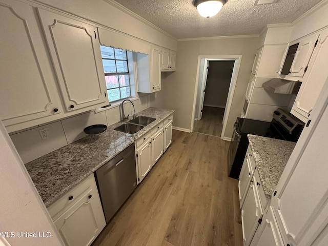 105 Poplar Dr, Brandon, MS 39047 - kitchen with stainless steel appliances, a textured ceiling, white cabinetry, light wood-style flooring, and ornamental molding