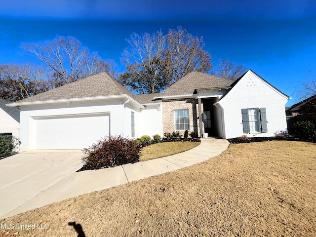 view of front facade featuring a garage and a front lawn