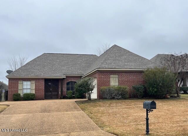 ranch-style home with a front yard