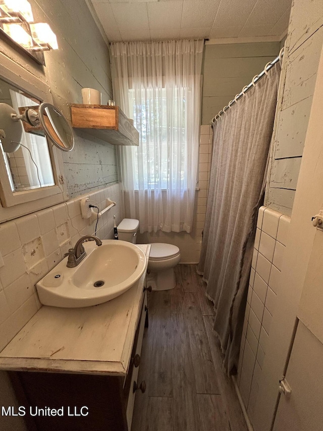 1006 Lamar St, Cleveland, MS 38732 - bathroom featuring wood finished floors, toilet, vanity, and a shower with shower curtain